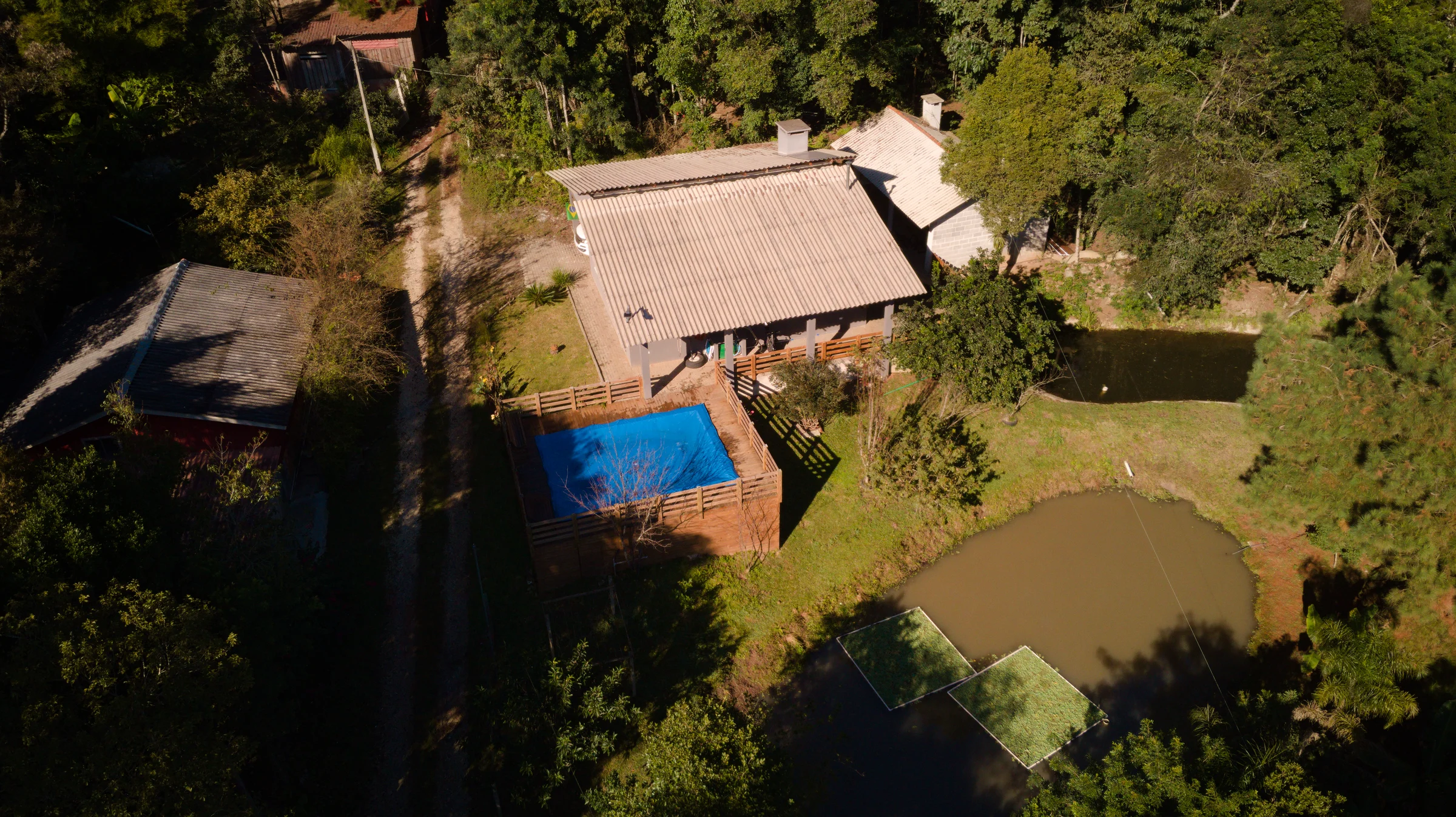 Rancho D'Lara com casa, piscina e lagos visto pelo alto